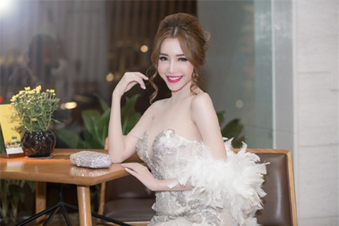 Elly Trần, hotgirl