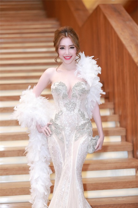 Elly Trần, hotgirl