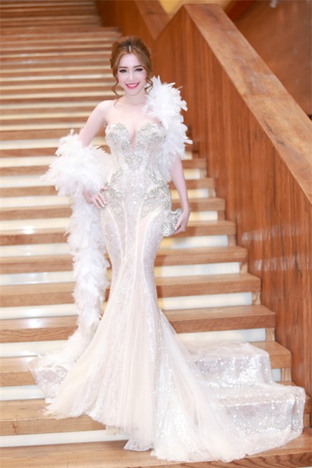 Elly Trần, hotgirl