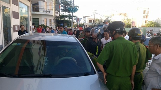  Lực lượng chức năng đang kiểm tra hành chính và lục soát bên trong chiếc xe Camry