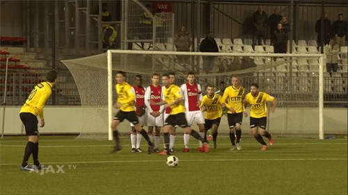 Chết cười với pha phối hợp đá phạt cầu kì nhưng... vô hại của cầu thủ NAC Breda - Ảnh 2.