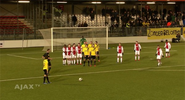 Chết cười với pha phối hợp đá phạt cầu kì nhưng... vô hại của cầu thủ NAC Breda - Ảnh 3.