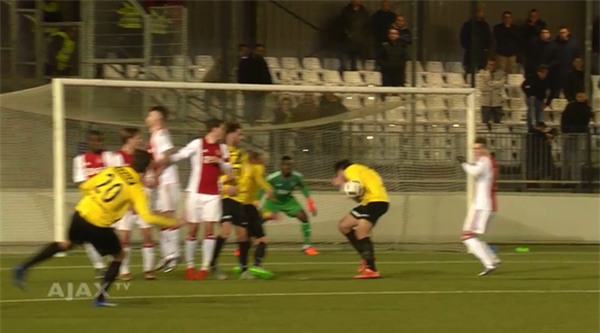 Chết cười với pha phối hợp đá phạt cầu kì nhưng... vô hại của cầu thủ NAC Breda - Ảnh 4.