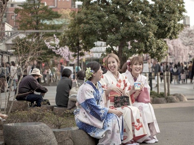 Vượt qua rào cản ngôn ngữ: Đôi khi rào cản ngôn ngữ rất lớn, nhưng vẫn không sánh được với sự hiếu khách của người Nhạt. Nhiều du khách ngạc nhiên khi người Nhật luôn nhiệt tình giúp đỡ họ dù phải dùng tới Google Translate hay khoa chân múa tay.