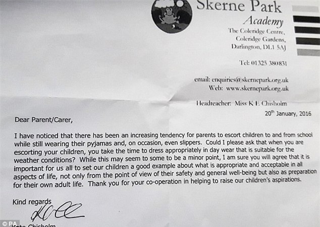 phụ huynh, mặc đồ ngủ, đón con