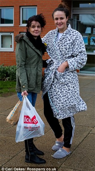 phụ huynh, mặc đồ ngủ, đón con