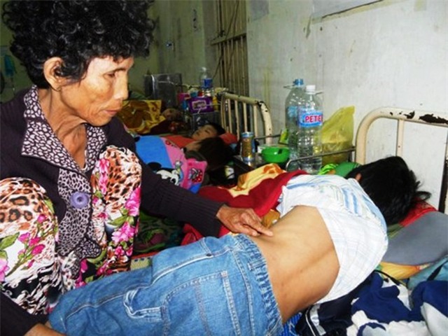 Con gái bị trêu, phụ huynh đến trường đánh nam sinh ngất xỉu