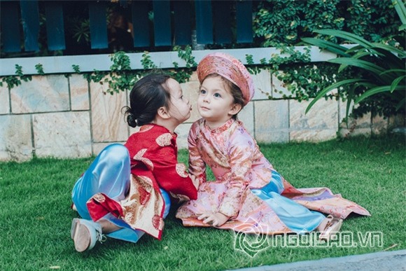 2 con Hồng Nhung diện áo dài 0