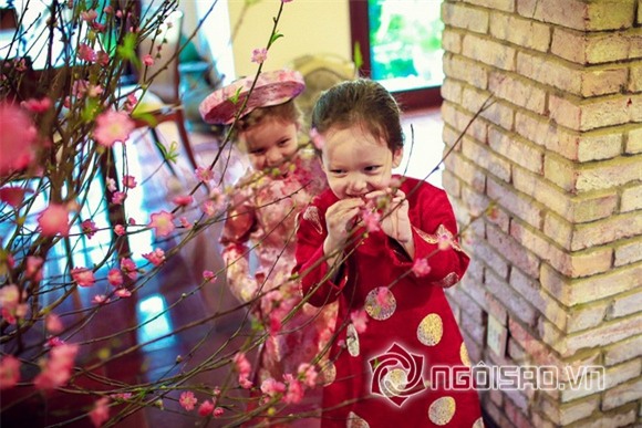 2 con Hồng Nhung diện áo dài 0