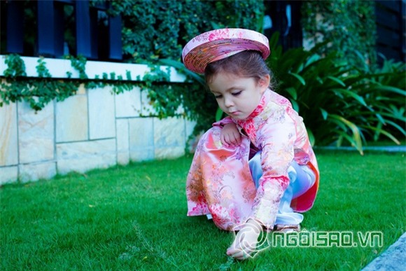 2 con Hồng Nhung diện áo dài 1