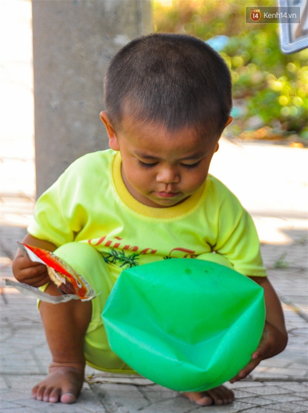 Mẹ bỏ đi, người cha đơn thân nuôi 3 con nhỏ sống lay lắt ở vỉa hè Sài Gòn - Ảnh 11.