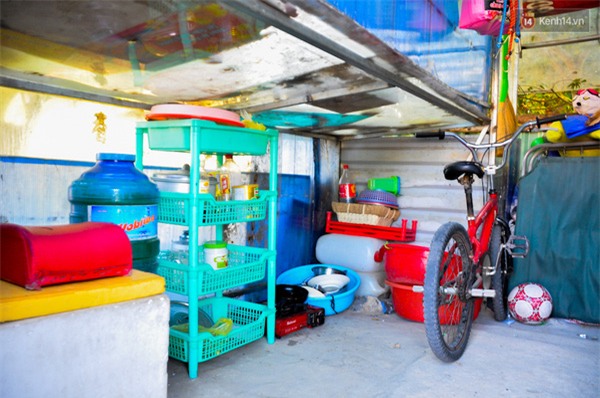 Mẹ bỏ đi, người cha đơn thân nuôi 3 con nhỏ sống lay lắt ở vỉa hè Sài Gòn - Ảnh 4.