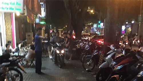 Một nhà hàng trên đường Trương Định, Q3 quá tải khách dự tiệc cuộc năm, xe của khách xếp trên vỉa hè, chiếm hết lối đi