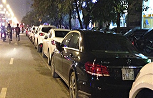 Hàng dài các xe ô tô trước cửa các nhà hàng nướng, lẩu trên phố Trần Thái Tông (Hà Nội)