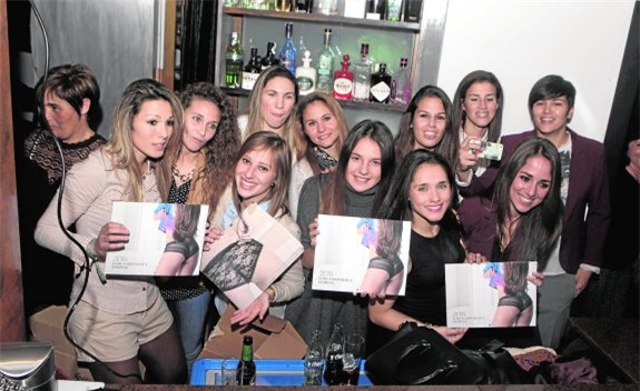 Cầu thủ nữ rủ nhau chụp ảnh nóng để quyên tiền cứu đội bóng - Ảnh 4.