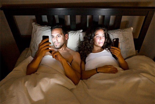 Không sử dụng các thiết bị điện tử trước khi ngủ. Ảnh: Reader Digest.