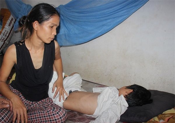 phu huynh xong vao truong danh hoc sinh nhap vien: toi chi doa (!?) hinh anh 1