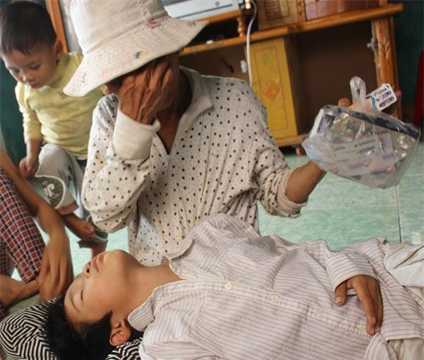 phu huynh xong vao truong danh hoc sinh nhap vien: toi chi doa (!?) hinh anh 2