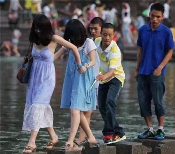 Những mánh khóe móc túi tinh vi của bè lũ trộm cắp, móc túi ở Trung Quốc - Ảnh 10.