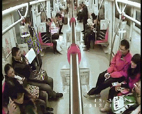 Những mánh khóe móc túi tinh vi của bè lũ trộm cắp, móc túi ở Trung Quốc - Ảnh 18.