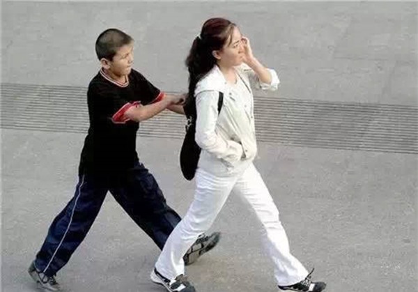 Những mánh khóe móc túi tinh vi của bè lũ trộm cắp, móc túi ở Trung Quốc - Ảnh 2.