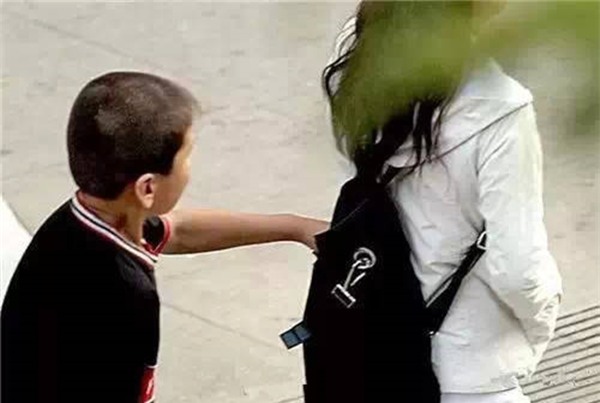 Những mánh khóe móc túi tinh vi của bè lũ trộm cắp, móc túi ở Trung Quốc - Ảnh 3.