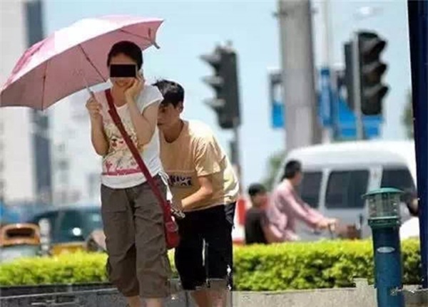 Những mánh khóe móc túi tinh vi của bè lũ trộm cắp, móc túi ở Trung Quốc - Ảnh 5.