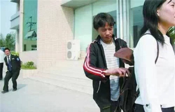 Những mánh khóe móc túi tinh vi của bè lũ trộm cắp, móc túi ở Trung Quốc - Ảnh 6.