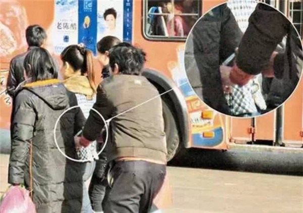 Những mánh khóe móc túi tinh vi của bè lũ trộm cắp, móc túi ở Trung Quốc - Ảnh 7.