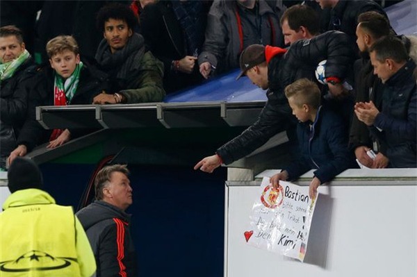Van Gaal thuê vệ sĩ riêng vì sợ fan Man Utd tấn công - Ảnh 1.
