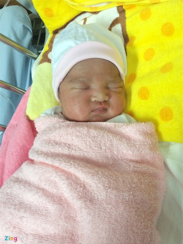 Hiếu Hiền hạnh phúc khoe công chúa vừa sinh