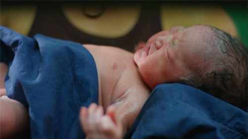 Hiếu Hiền gây sốc khi đưa con gái mới sinh lên phim - 1