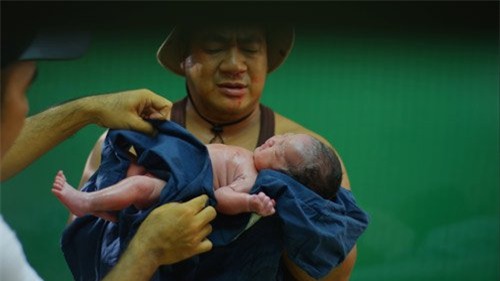 xuan lan buc xuc khi hieu hien dua con vua sinh dong phim hinh anh 2