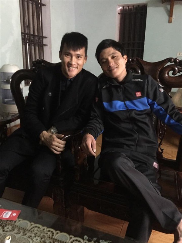 Công Vinh cười rạng rỡ bên người bạn thân câm điếc từ thuở nhỏ - Ảnh 3.