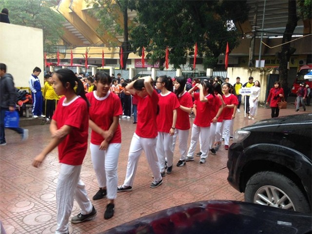 Hà Nội: Học sinh áo cộc, dầm mưa lạnh chờ được vào hội khỏe