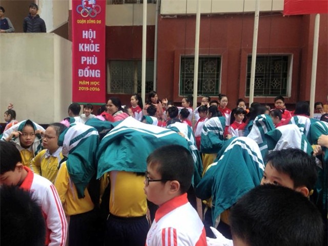 Hà Nội: Học sinh áo cộc, dầm mưa lạnh chờ được vào hội khỏe