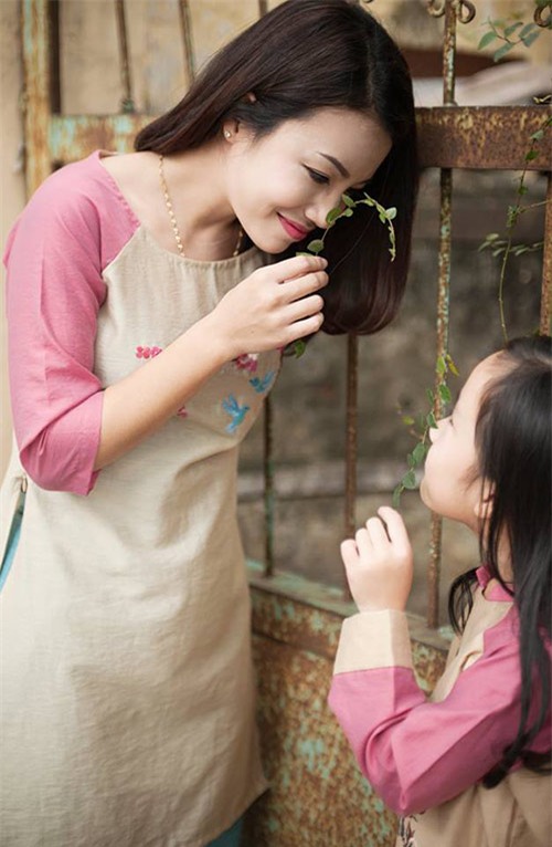 "tan chay" voi bo anh ao dai tet ngot ngao cua me va con gai - 11