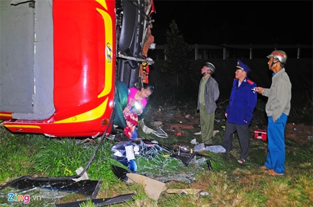 Xe chở khách về Tết lao xuống vực, 30 người bị thương