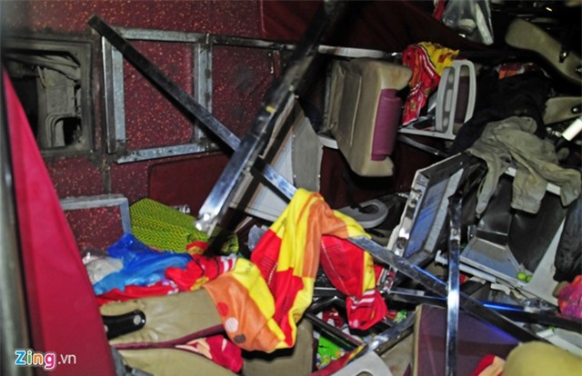 Xe chở khách về Tết lao xuống vực, 30 người bị thương