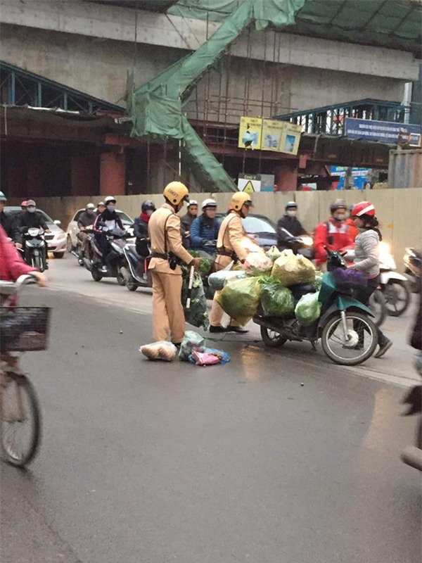 Thêm nhiều hình ảnh đẹp của các CSGT Hà Nội khiến ai cũng thấy ấm lòng - Ảnh 10.