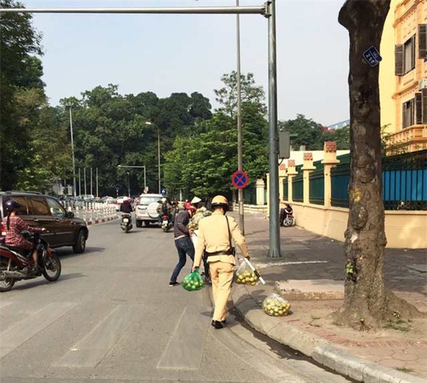 Thêm nhiều hình ảnh đẹp của các CSGT Hà Nội khiến ai cũng thấy ấm lòng - Ảnh 2.