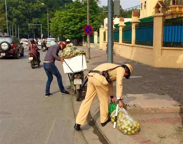 Thêm nhiều hình ảnh đẹp của các CSGT Hà Nội khiến ai cũng thấy ấm lòng - Ảnh 3.