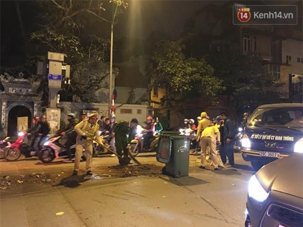 Thêm nhiều hình ảnh đẹp của các CSGT Hà Nội khiến ai cũng thấy ấm lòng - Ảnh 4.