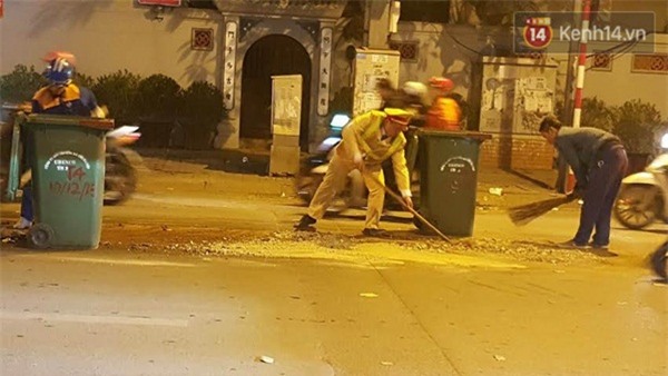 Thêm nhiều hình ảnh đẹp của các CSGT Hà Nội khiến ai cũng thấy ấm lòng - Ảnh 6.