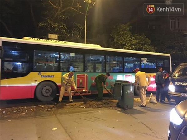 Thêm nhiều hình ảnh đẹp của các CSGT Hà Nội khiến ai cũng thấy ấm lòng - Ảnh 7.