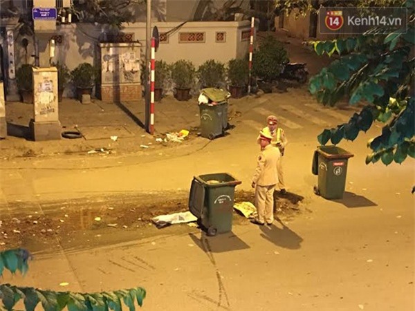 Thêm nhiều hình ảnh đẹp của các CSGT Hà Nội khiến ai cũng thấy ấm lòng - Ảnh 8.