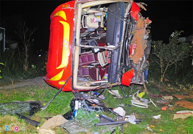 Nạn nhân xe khách lao xuống vực: 'Chúng tôi tưởng chết rồi'