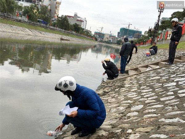 Hà Nội: Cá chép vừa thả để về trời đã bị quây vợt bắt lại - Ảnh 4.