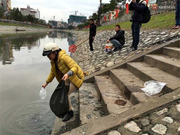 Hà Nội: Cá chép vừa thả để về trời đã bị quây vợt bắt lại - Ảnh 7.
