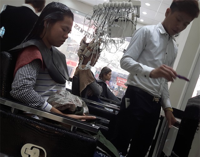 Nhiều người phải chọn hàng vip để làm tóc, nhằm tránh cảnh chật chội vì quá đông khách.